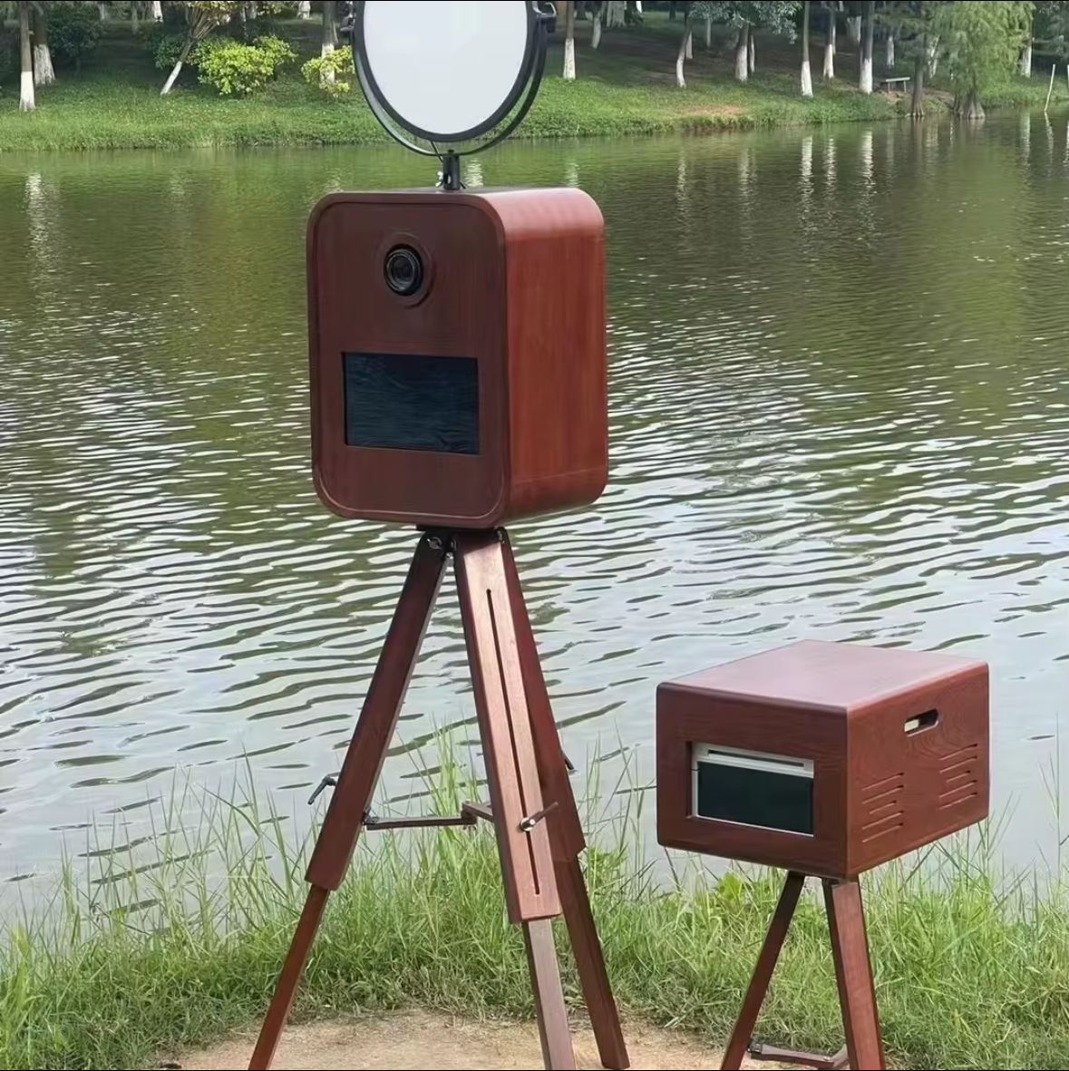 Cabină foto retro din lemn cu trepied și ring light pentru evenimente Oradea