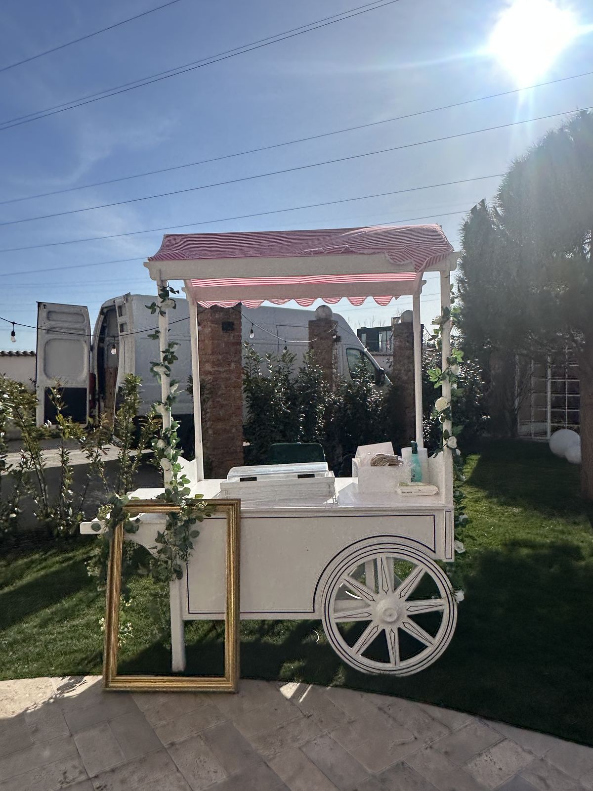 Cărucior alb vintage cu acoperiș în dungi pentru servirea înghețatei artizanale, Oradea